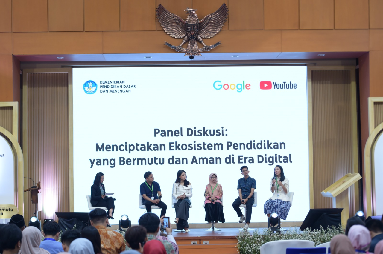 Membangun Ekosistem Pendidikan di Era Teknologi Perlu Libatkan Guru, Kreator, dan Orang Tua Kategori Berita Penulis Penulis BKHM Diterbitkan pada : 9 Mei, 2025 Total Dilihat 1210 kali dilihat Editor Denty Anugrahmawaty Bagikan